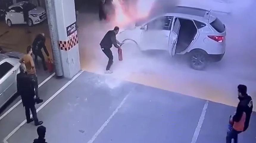 Eksper dükkanında panik anları! Arabanın motoru bir anda patladı, panik anları kameraya yansıdı