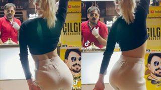 Fenomen Çılgın Dondurmacı'nın sarışın müşterisi kalçasını salladıkça salladı! O dansı izleyenler şaştı kaldı