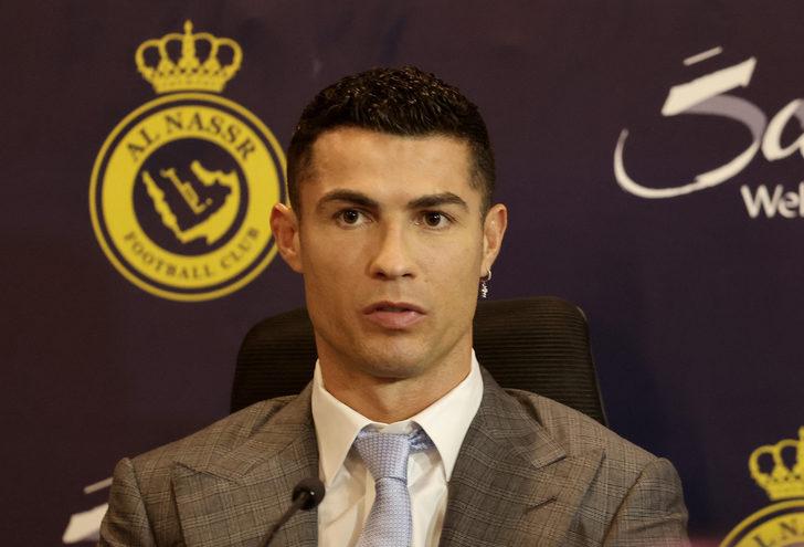 Ronaldo'nun imza töreninde yaşanan olay dünya basınında gündeme oturdu! Bağıran kişiden korkan Ronaldo'nun yüz ifadesi paylaşım rekorları kırıyor... G1