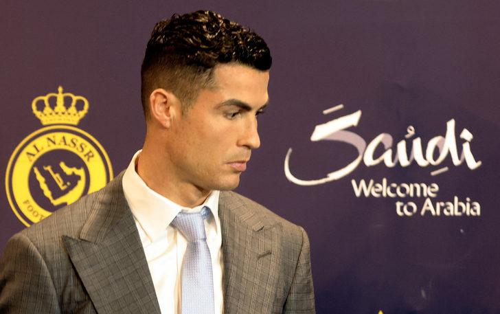 Ronaldo'nun imza töreninde yaşanan olay dünya basınında gündeme oturdu! Bağıran kişiden korkan Ronaldo'nun yüz ifadesi paylaşım rekorları kırıyor... G2