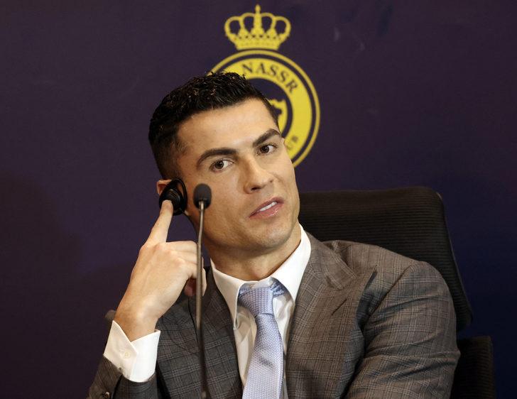 Ronaldo'nun imza töreninde yaşanan olay dünya basınında gündeme oturdu! Bağıran kişiden korkan Ronaldo'nun yüz ifadesi paylaşım rekorları kırıyor... G4