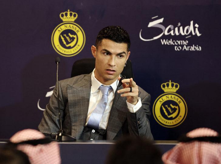 Ronaldo'nun imza töreninde yaşanan olay dünya basınında gündeme oturdu! Bağıran kişiden korkan Ronaldo'nun yüz ifadesi paylaşım rekorları kırıyor... G5
