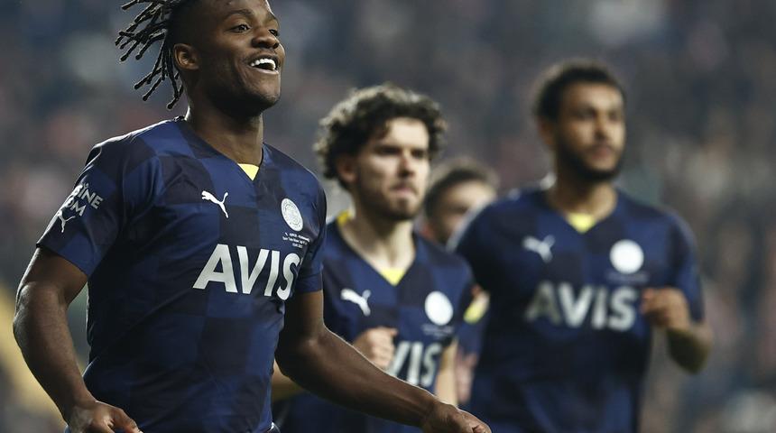 Fenerbahçe'den muhteşem geri dönüş! Batshuayi'nin 7 dakikada attığı 2 golle sarı-lacivertliler 3 puanı hanesine yazdırdı