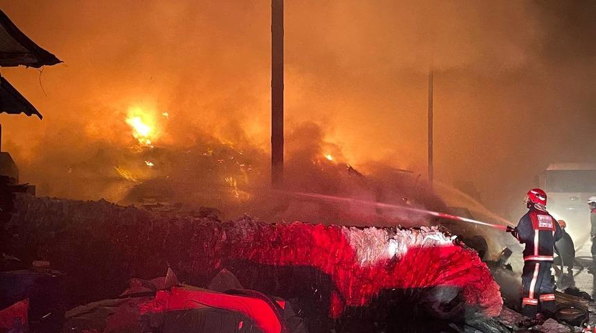 Sakarya'da geri dönüşüm tesisinde çıkan yangın kontrol altına alındı