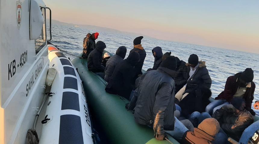 İzmir açıklarında 111 düzensiz göçmen kurtarıldı