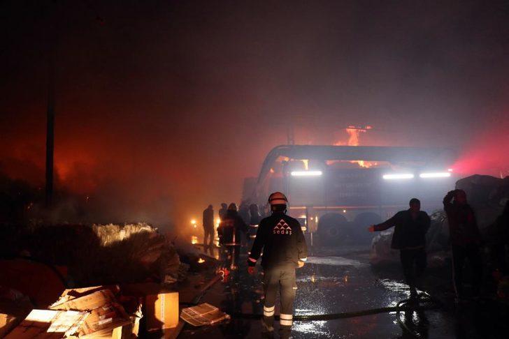 Sakarya'da geri dönüşüm fabrikasında korkutan yangın! Bir itfaiye eri yaralandı