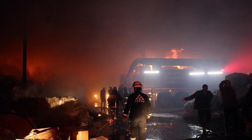 Sakarya'da geri dönüşüm fabrikasında korkutan yangın! Bir itfaiye eri yaralandı