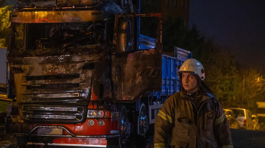 Kağıthane'de kundaklandığı iddia edilen kamyon kullanılamaz hale geldi