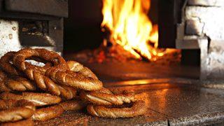 Pazarların, hafta sonu gezmelerinin, kahvaltıların vazgeçilmeziydi... Simit de zamlardan nasibini aldı!