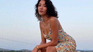 Sıfırıncı Gün’ün Nisan’ı Aybüke Pusat derin bacak dekoltesiyle şov yaptı! Takipçileri dayanamadı