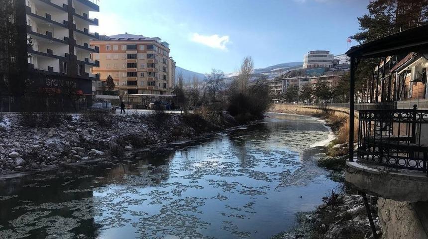 Bayburt’ta Çoruh nehri kısmi buz tuttu