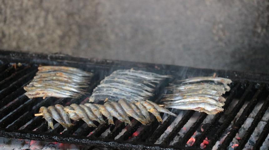 Bu da oldu: Çöp şiş şeklinde hamsi şiş! Izgarada pişirip sunuyorlar