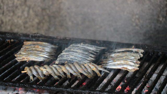 Bu da oldu: Çöp şiş şeklinde hamsi şiş! Izgarada pişirip sunuyorlar