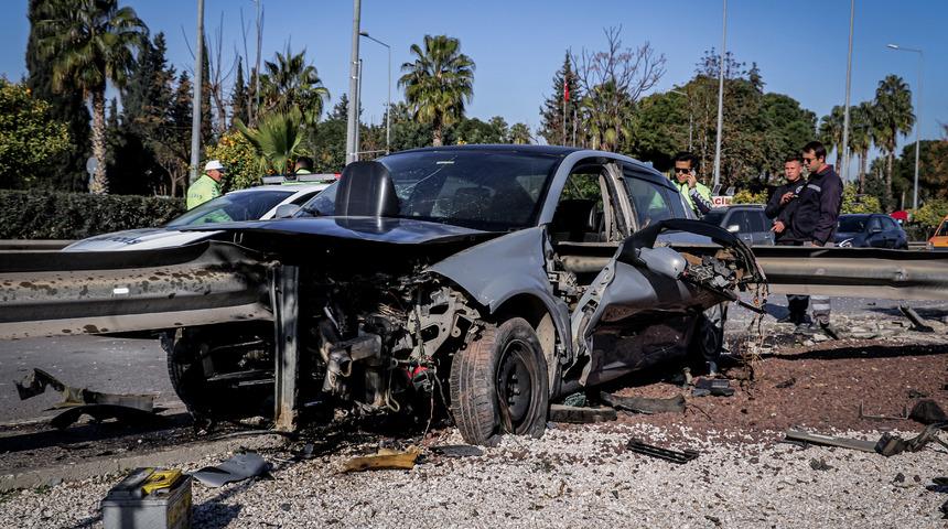 Bariyer ok gibi saplandı! Görüntüler feci kazanın boyutunu gözler önüne serdi