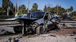 Bariyer ok gibi saplandı! Görüntüler feci kazanın boyutunu gözler önüne serdi