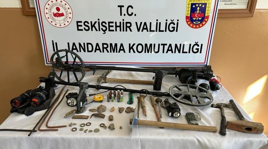 Kaçak kazı yaparken yakalandılar