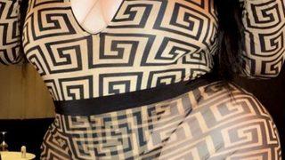 Dünyanın en büyük kalçasına sahip olmak isteyen kadını bir anda parkta yoga yapmaya başladı! Çevredekiler ne olduğunu anlayamadı