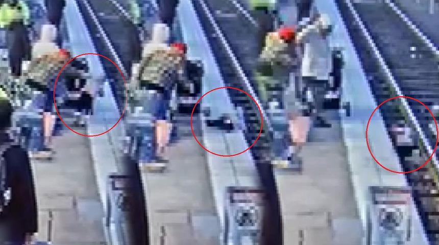 ABD’de kan donduran görüntüler! 3 yaşındaki çocuğu tren raylarına iten kadın gözaltında