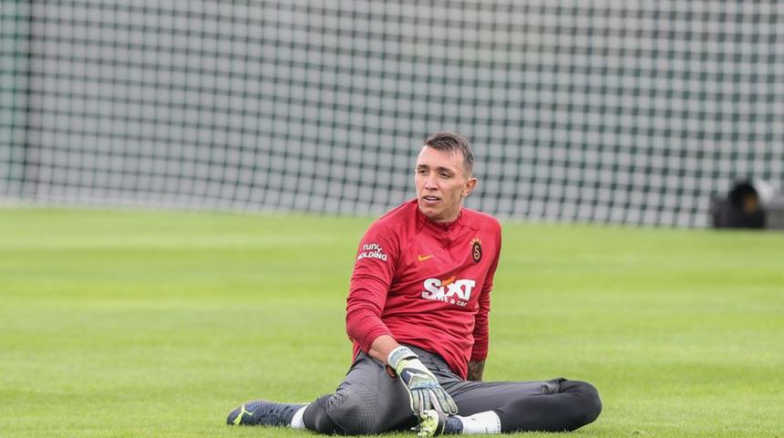 Galatasaray'da Muslera'nın davranışı büyük takdir topladı! Prim konusunda araya girerek genç oyuncuları sevindirdi
