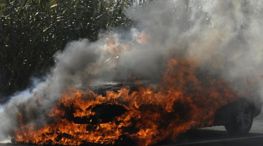 Lüks otomobil alev alev yandı! Sürücü canını son anda kurtardı