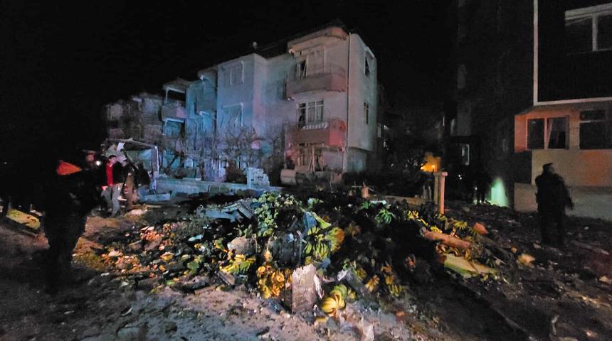 Antalya'da muz yüklü kamyonette patlama! Evlerde hasar oluştu, bölgede elektrikler kesildi