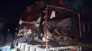 Antalya'da meyve yüklü kamyonetteki patlama hasara neden oldu