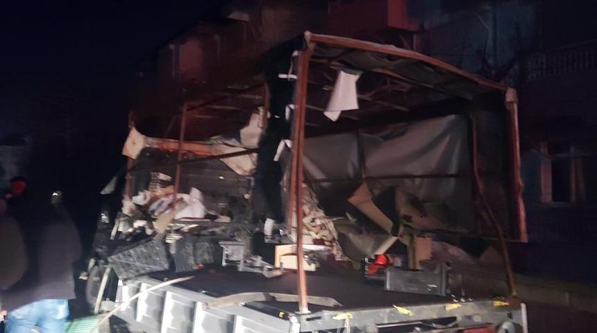 Antalya'da meyve yüklü kamyonetteki patlama hasara neden oldu