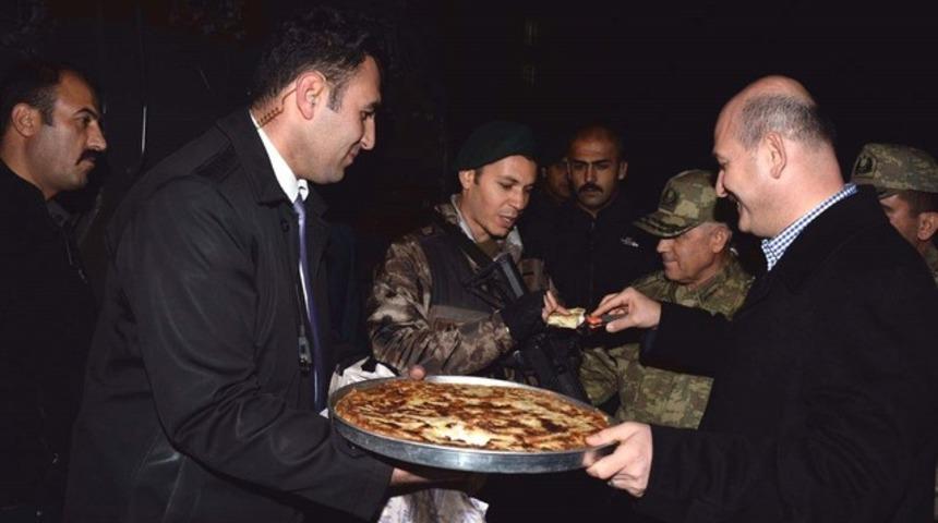 Bakan Soylu'dan nöbetteki polislere ziyaret