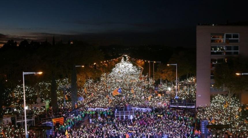 100 binler sokağa d&ouml;k&uuml;ld&uuml;! Sular durulmuyor