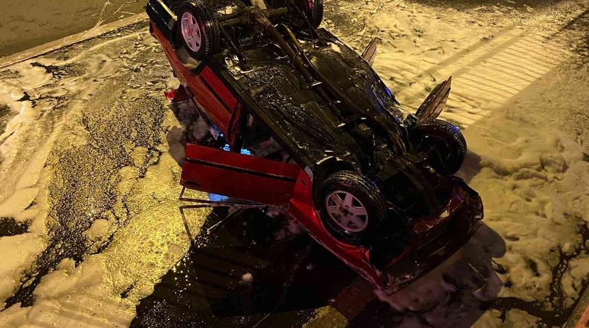 Pendik&rsquo;te kontrolden &ccedil;ıkıp takla atan otomobil yandı: 4 yaralı