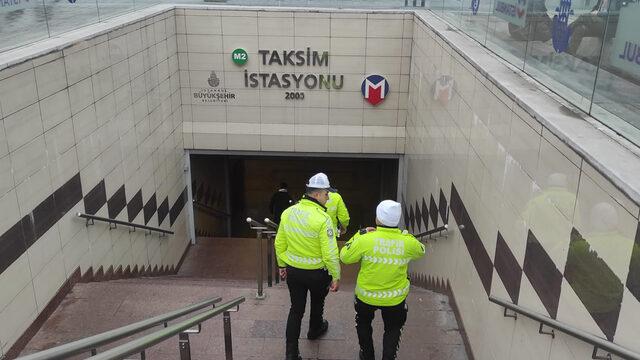 Taksim Metrosu'nda yolcu raylara düştü! Seferler durdu