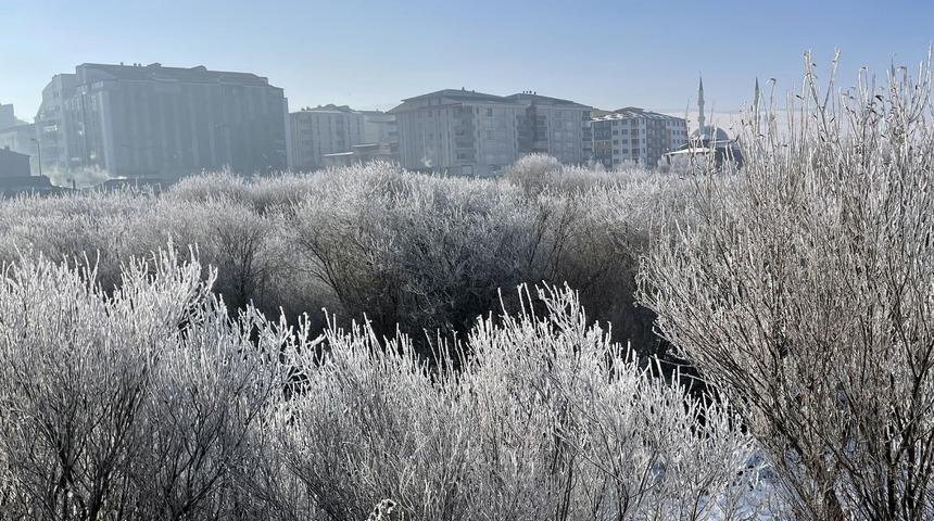 Doğu Anadolu'da dere ve göletlerin yüzeyi buzla kaplandı
