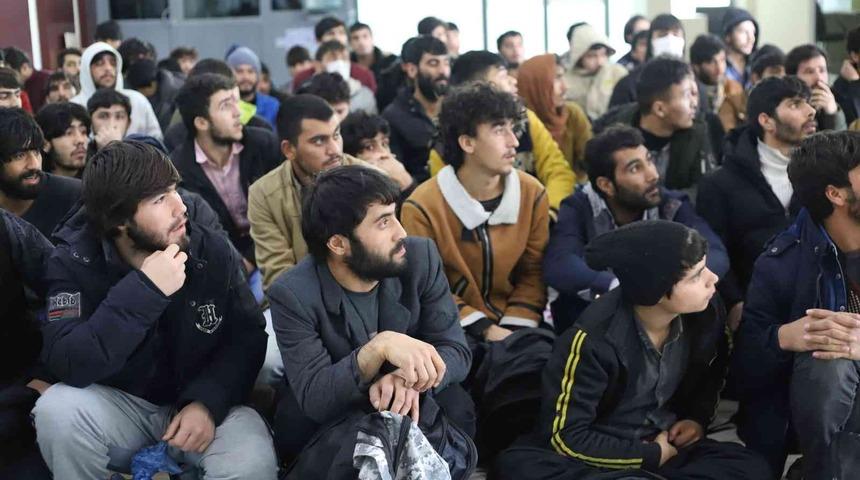 227 düzensiz göçmen Ağrı’dan ülkelerine gönderildi