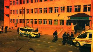 Ortaokulun içinde annesini katletti! Sevgilisiyle birlikte gelince... Gelen telefonla öğrenmiş