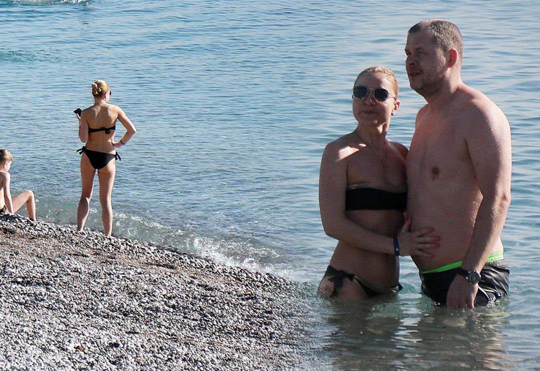 Antalya'da sıcak havayı g&ouml;renler Ocak ayında denize girdi!