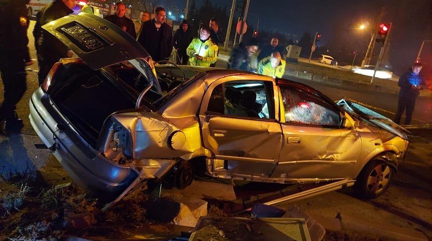 Niğde'de halk otobüsü ile otomobil çarpıştı: 3'ü ağır 16 yaralı