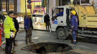 Nişantaşı'nda su borusu patladı, yolda çökme meydana geldi