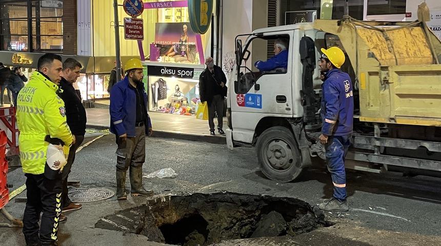 Nişantaşı'nda su borusu patladı, yolda çökme meydana geldi