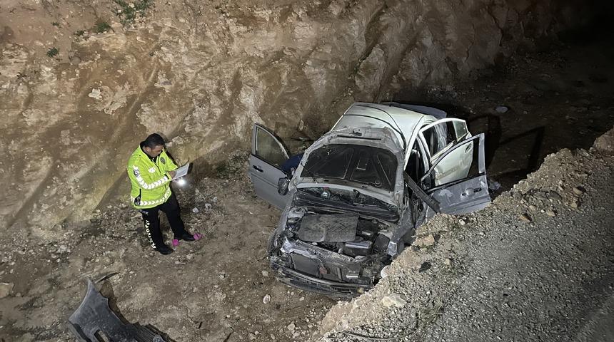Kilis'te şarampole devrilen otomobildeki polis memuru yaralandı