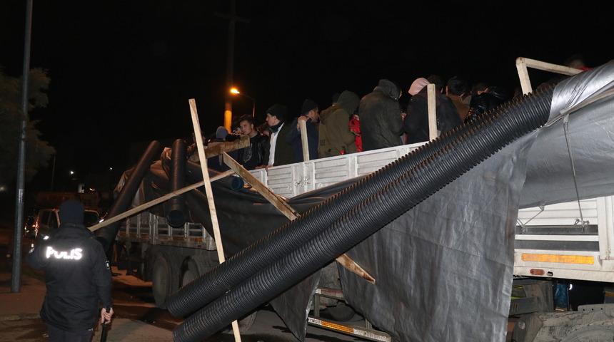 Tırın dorsesindeki plastik boruların arasına gizlenen 150 düzensiz göçmen yakalandı