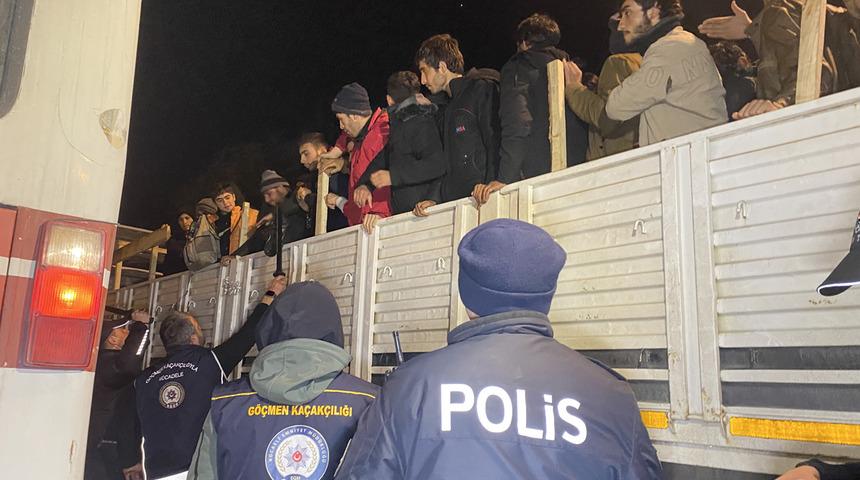 Plastik boru yüklü tırdan çok sayıda kaçak göçmen çıktı!
