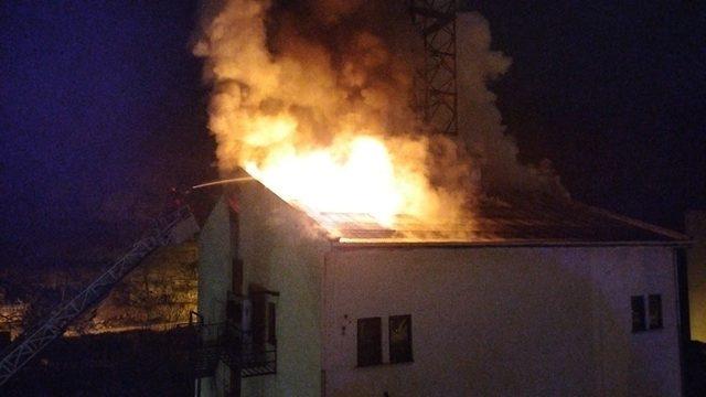 Yusufeli’nde yakıt istasyonu yakınında korkutan yangın