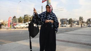 İzmir'de tartıştığı kadını başörtüsünü yere atıp darbettiği öne sürülen şüpheli gözaltına alındı