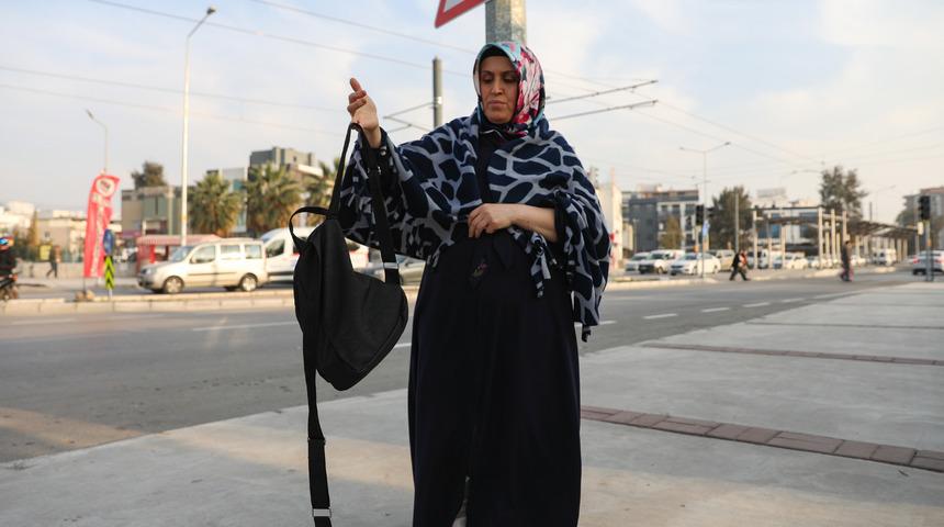 İzmir'de tartıştığı kadını başörtüsünü yere atıp darbettiği öne sürülen şüpheli gözaltına alındı