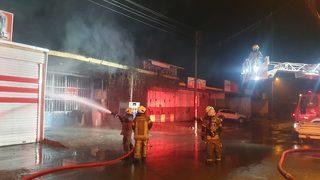 İzmir'de oksijen tüplerinin bulunduğu iş yerinde çıkan yangın söndürüldü