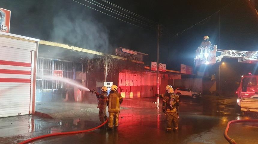 İzmir'de oksijen tüplerinin bulunduğu iş yerinde çıkan yangın söndürüldü