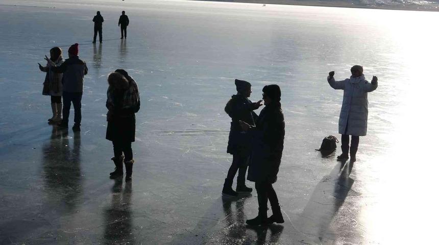 Yüzeyi buzla kaplanan Çıldır Gölü misafirlerini ağırlamaya başladı