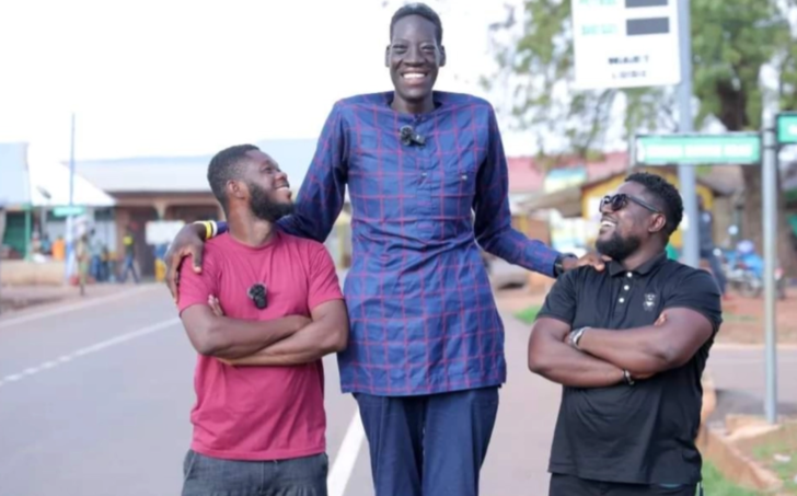 Uzun adamların savaşı! “Dünyanın en uzun adamı” Sultan Kösen’e Ganalı rakibi meydan okudu... “Hodri meydan” G2