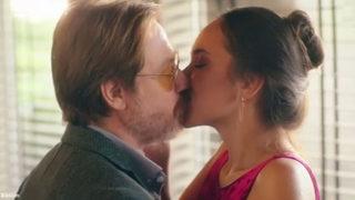 Güzel oyuncu Duygu Sarışın'ın Ufak Tefek Cinayetler setinde yüzü yandı!