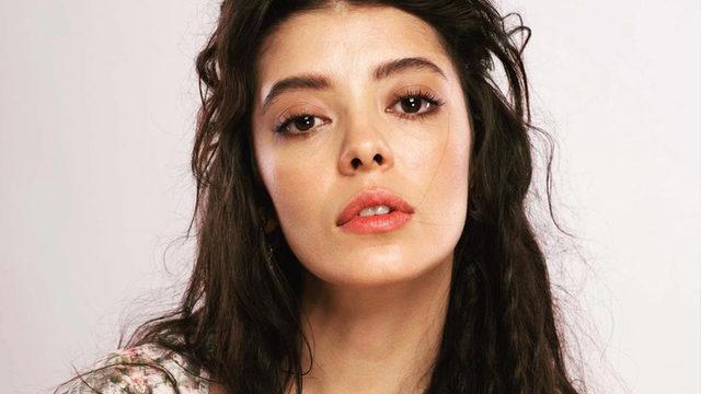 Selin Şekerci cesur dekoltesiyle galaya damga vurdu! Transparan detay